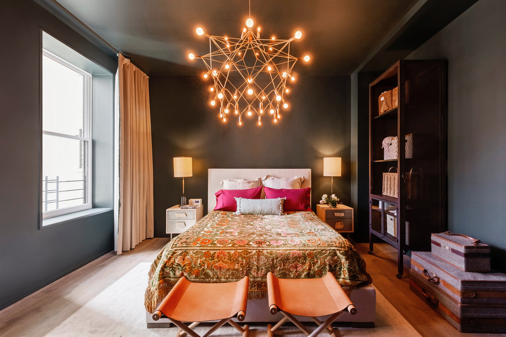 Стильный дизайн: спальня в стиле неоклассика (современная классика) с серыми стенами, светлым паркетным полом и коричневым полом - последний тренд