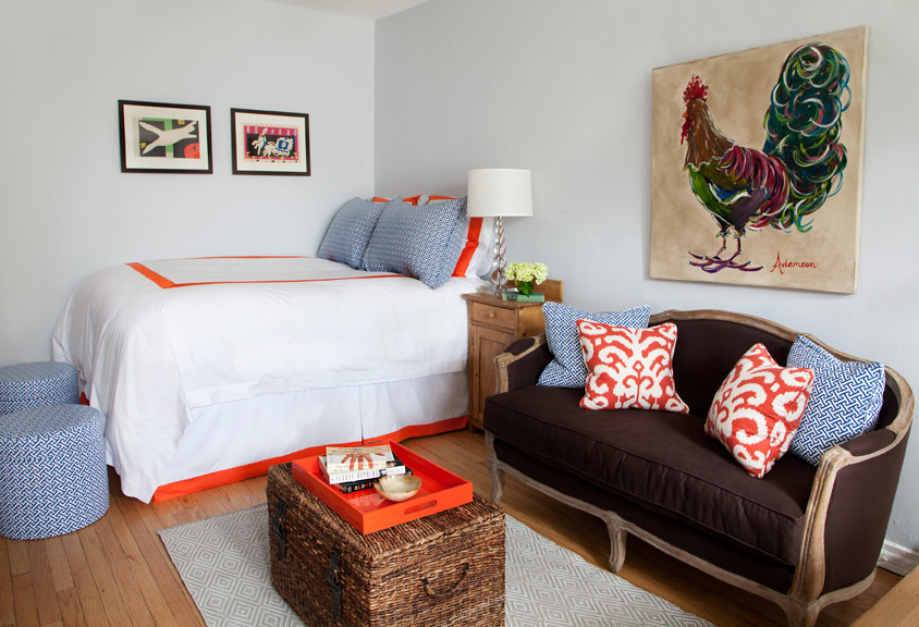 Modelo de habitación de invitados clásica de tamaño medio sin chimenea con paredes grises, suelo de madera clara y suelo marrón
