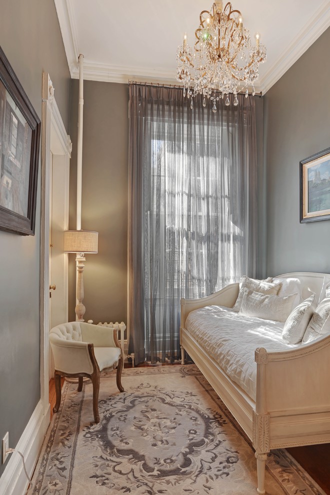 Идея дизайна: маленькая гостевая спальня (комната для гостей) в классическом стиле с серыми стенами и ковровым покрытием для на участке и в саду