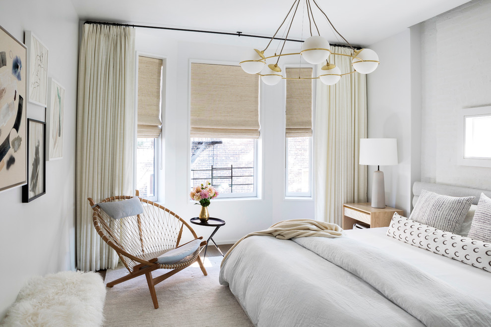 Diseño de dormitorio principal contemporáneo de tamaño medio con suelo de madera en tonos medios y paredes blancas