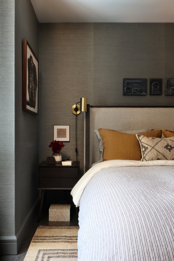 Modelo de dormitorio principal y gris retro pequeño sin chimenea con paredes grises, suelo de madera oscura y papel pintado