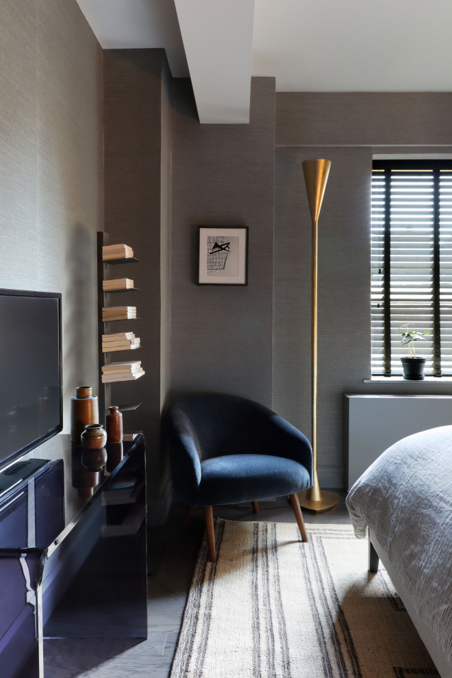 Ejemplo de dormitorio principal y gris retro pequeño sin chimenea con paredes grises, suelo de madera oscura y papel pintado