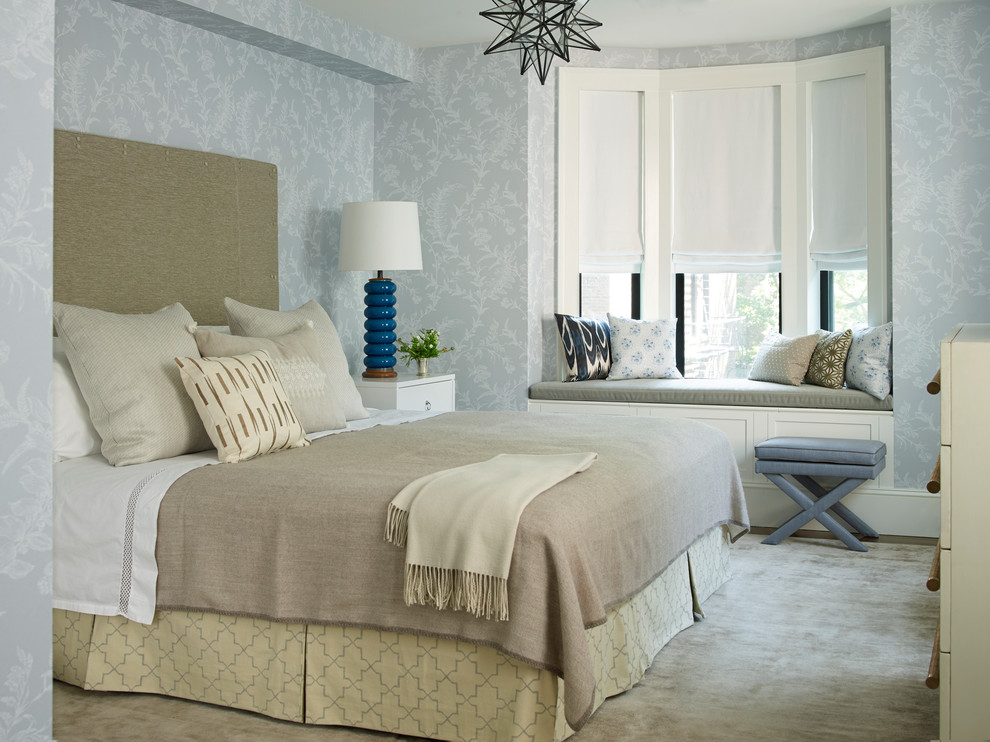 Стильный дизайн: хозяйская спальня среднего размера в стиле неоклассика (современная классика) с ковровым покрытием, черными стенами и серым полом без камина - последний тренд