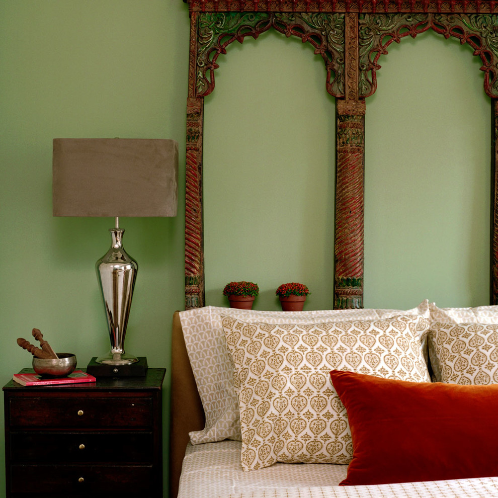 На фото: гостевая спальня (комната для гостей) в стиле неоклассика (современная классика) с зелеными стенами и ковровым покрытием без камина