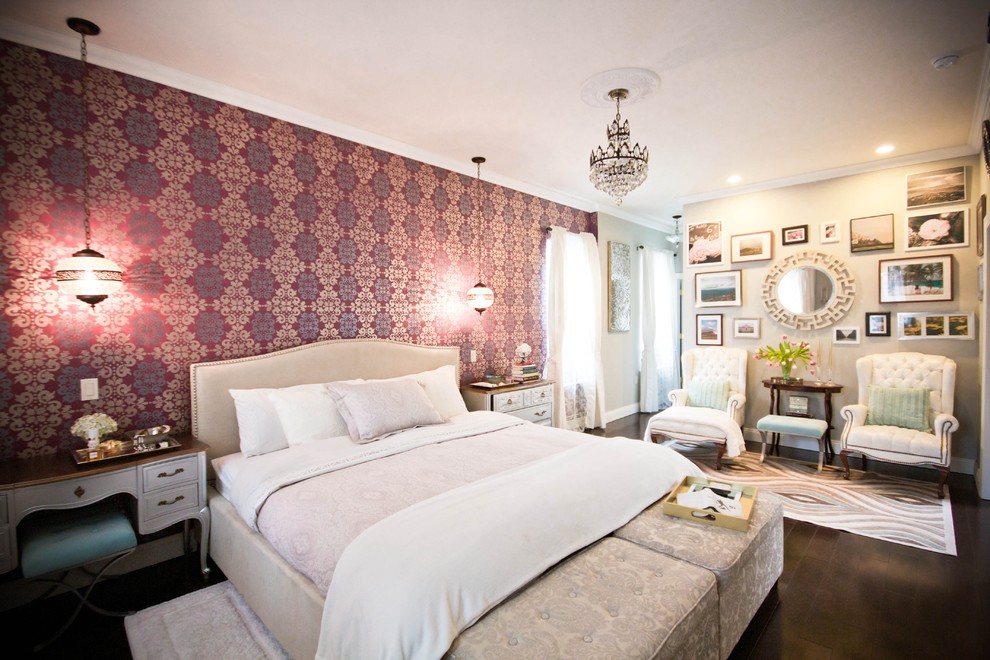 Imagen de dormitorio tradicional con paredes multicolor y suelo de madera oscura