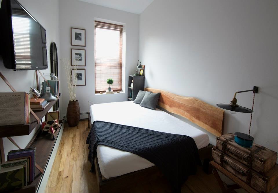 Cette photo montre une petite chambre d'amis éclectique avec un mur blanc, parquet clair, aucune cheminée et un sol marron.