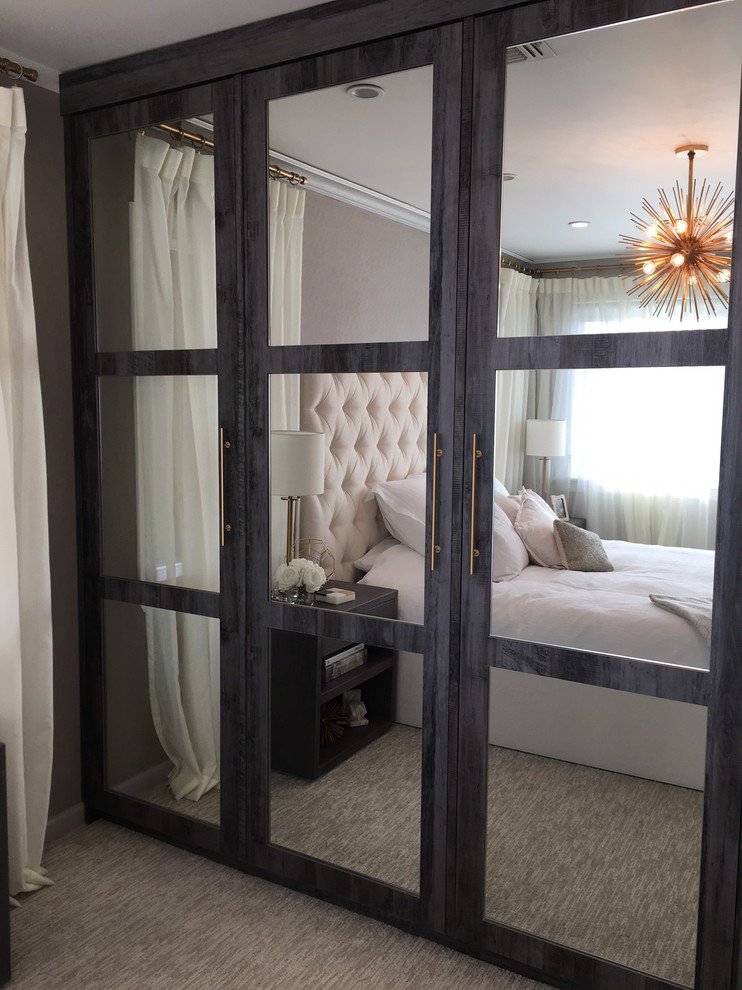 Ejemplo de habitación de invitados clásica renovada de tamaño medio sin chimenea con moqueta y paredes grises