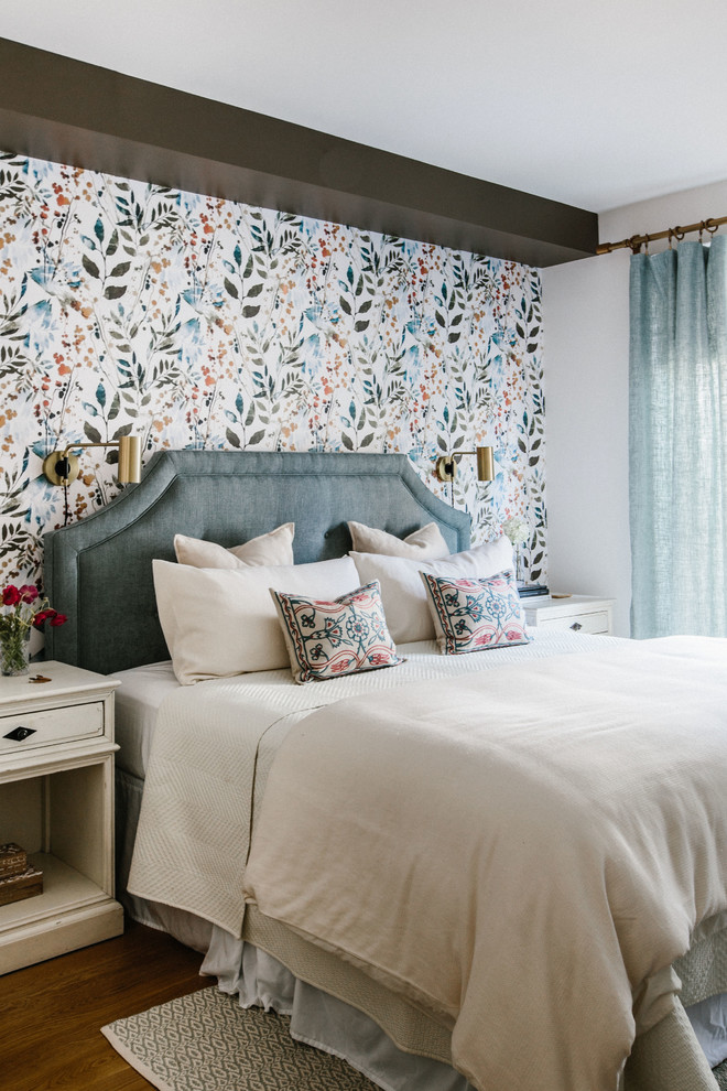Стильный дизайн: хозяйская спальня среднего размера в стиле неоклассика (современная классика) с разноцветными стенами, паркетным полом среднего тона, коричневым полом и синими шторами - последний тренд