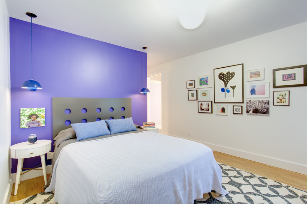 Modelo de habitación de invitados contemporánea de tamaño medio sin chimenea con paredes blancas y suelo de madera oscura
