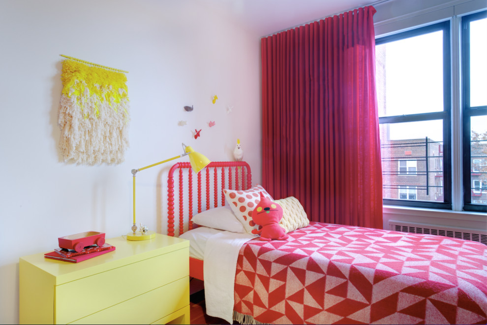 Immagine di una camera degli ospiti contemporanea di medie dimensioni con pareti bianche, parquet scuro, nessun camino e pavimento marrone
