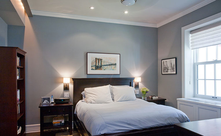 Modelo de dormitorio principal bohemio con paredes grises y suelo de madera oscura
