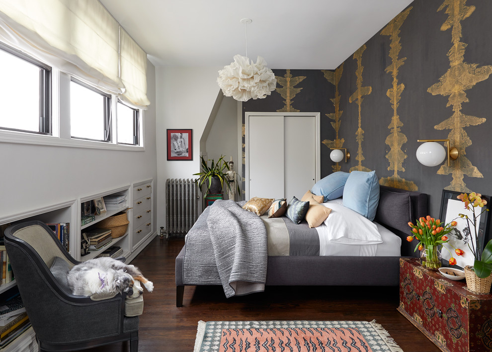 Idéer för vintage sovrum, med flerfärgade väggar och mörkt trägolv