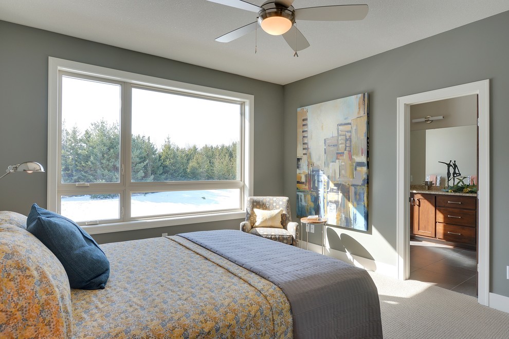 Свежая идея для дизайна: хозяйская спальня среднего размера в стиле модернизм с серыми стенами и ковровым покрытием без камина - отличное фото интерьера