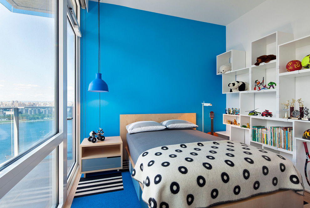 Inspiration pour une chambre design avec un mur bleu et un sol en bois brun.