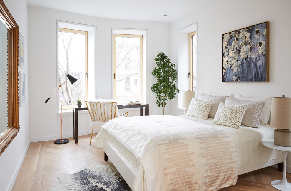 ニューヨークにある中くらいなトランジショナルスタイルのおしゃれな主寝室 (白い壁、茶色い床、淡色無垢フローリング) のレイアウト
