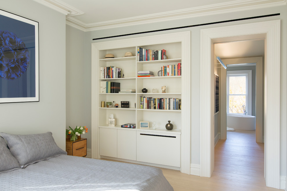 Foto de dormitorio principal tradicional grande con paredes grises y suelo de madera clara