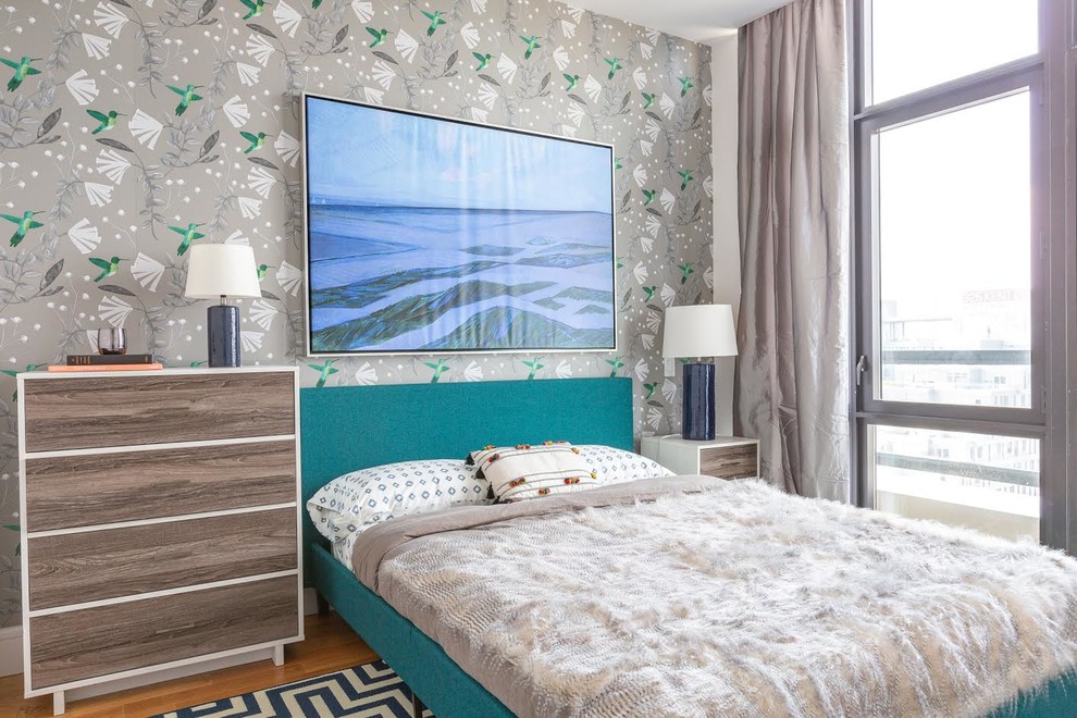 Immagine di una camera da letto design con pareti bianche, pavimento in legno massello medio e pavimento marrone