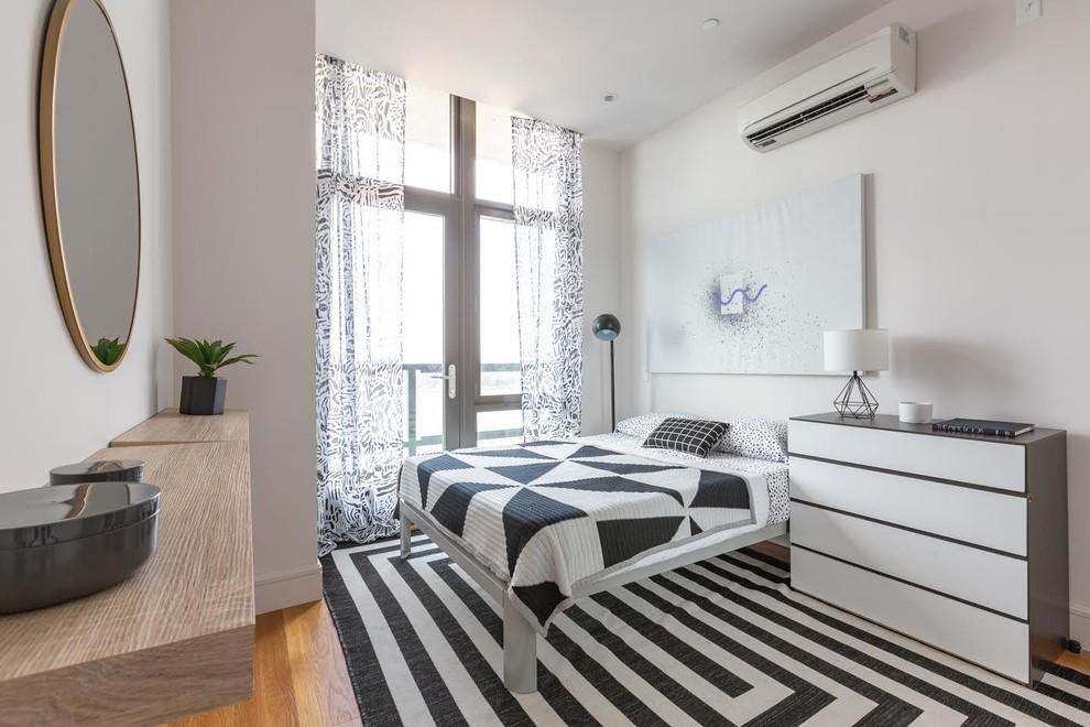ニューヨークにあるコンテンポラリースタイルのおしゃれな寝室 (白い壁、無垢フローリング、茶色い床) のレイアウト