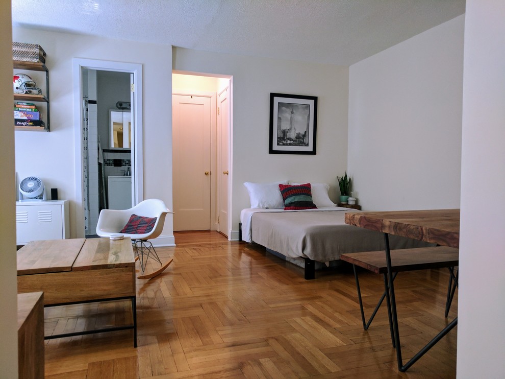 Idee per una piccola camera da letto scandinava con pavimento in legno massello medio