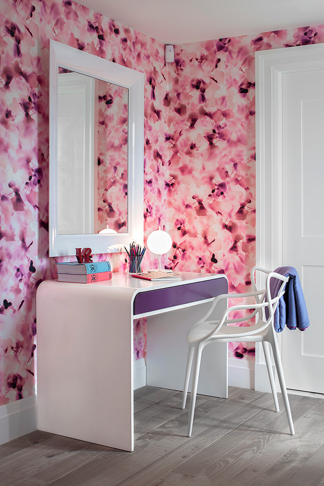 Cette photo montre une chambre grise et rose tendance avec un mur multicolore et parquet clair.