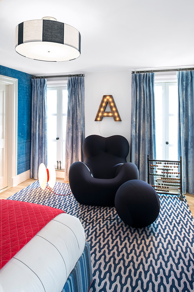 На фото: спальня в современном стиле с белыми стенами и синими шторами с