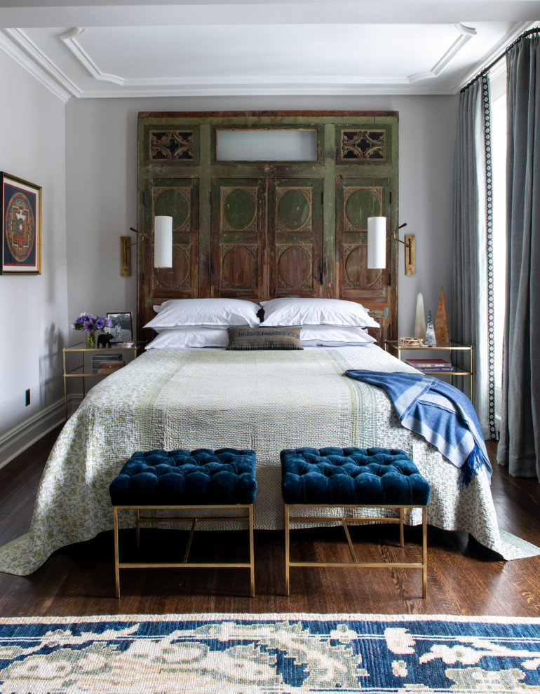Источник вдохновения для домашнего уюта: спальня в классическом стиле с серыми стенами, темным паркетным полом и коричневым полом
