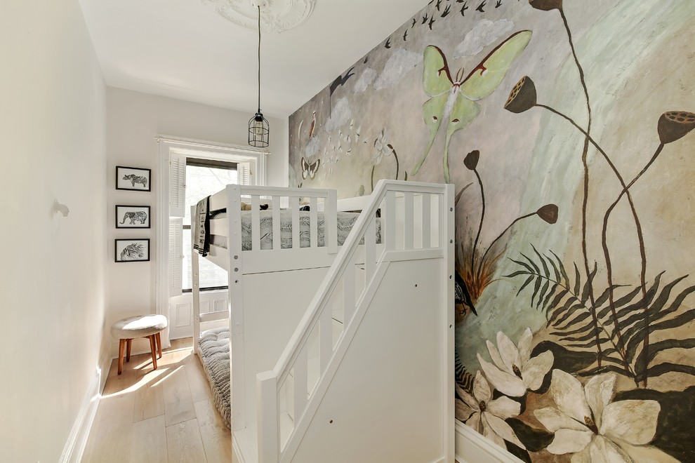 Immagine di una camera da letto di medie dimensioni con parquet chiaro e pavimento beige