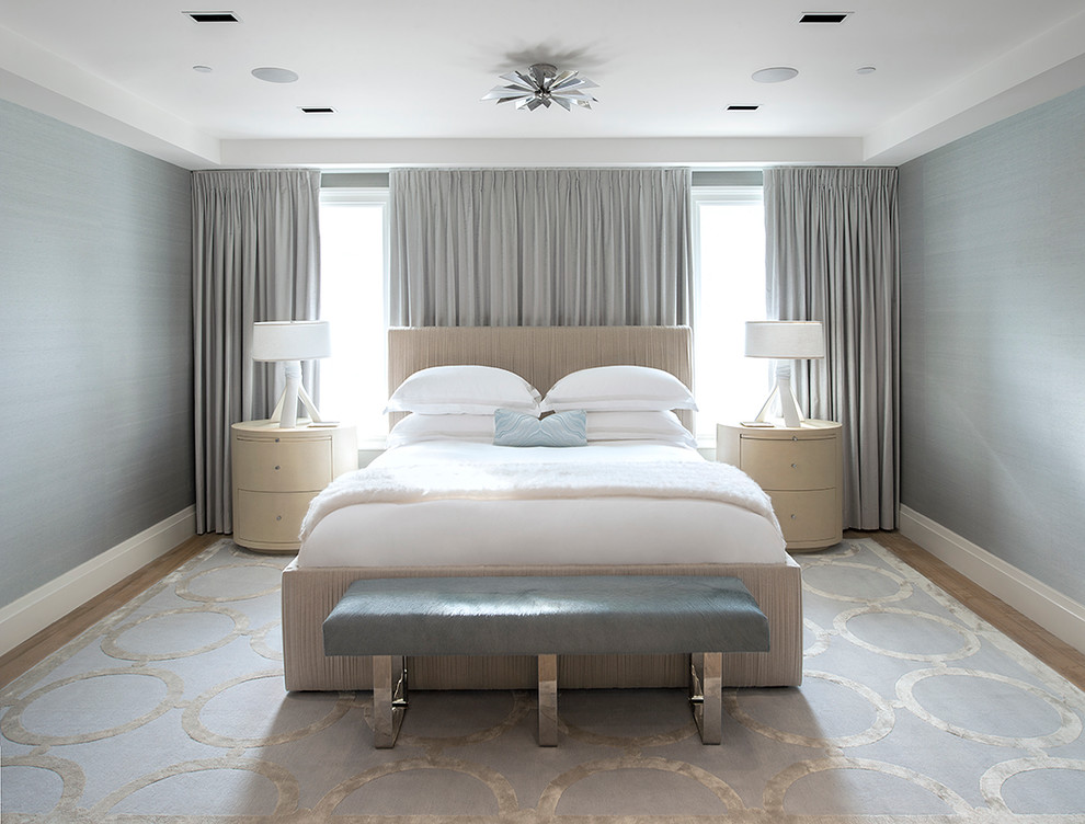 ニューヨークにある中くらいなコンテンポラリースタイルのおしゃれな主寝室 (白い壁、カーペット敷き) のインテリア