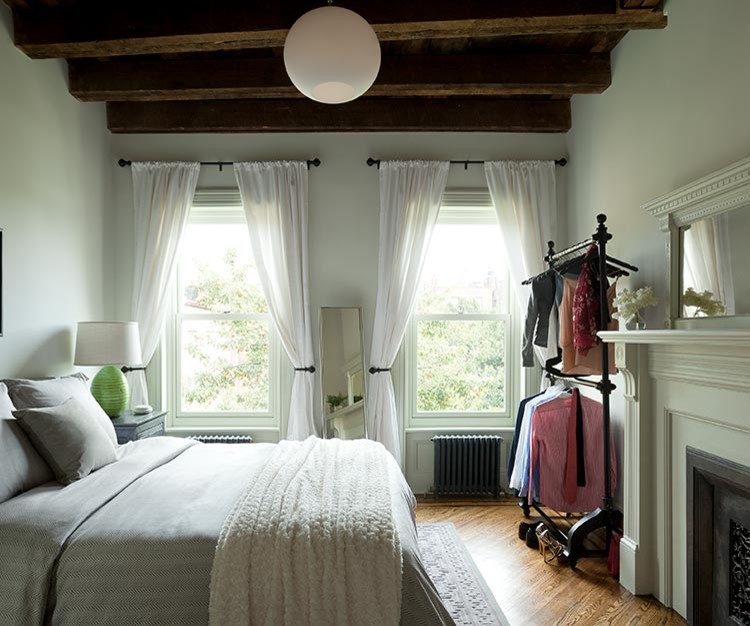 ニューヨークにあるヴィクトリアン調のおしゃれな寝室 (無垢フローリング、標準型暖炉) のレイアウト