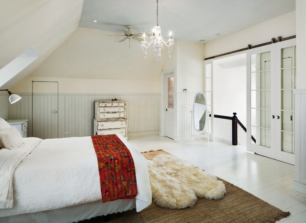 Immagine di una camera matrimoniale shabby-chic style di medie dimensioni con pareti beige e pavimento in legno verniciato