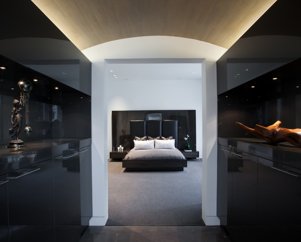 На фото: огромная хозяйская спальня в современном стиле с белыми стенами и ковровым покрытием без камина