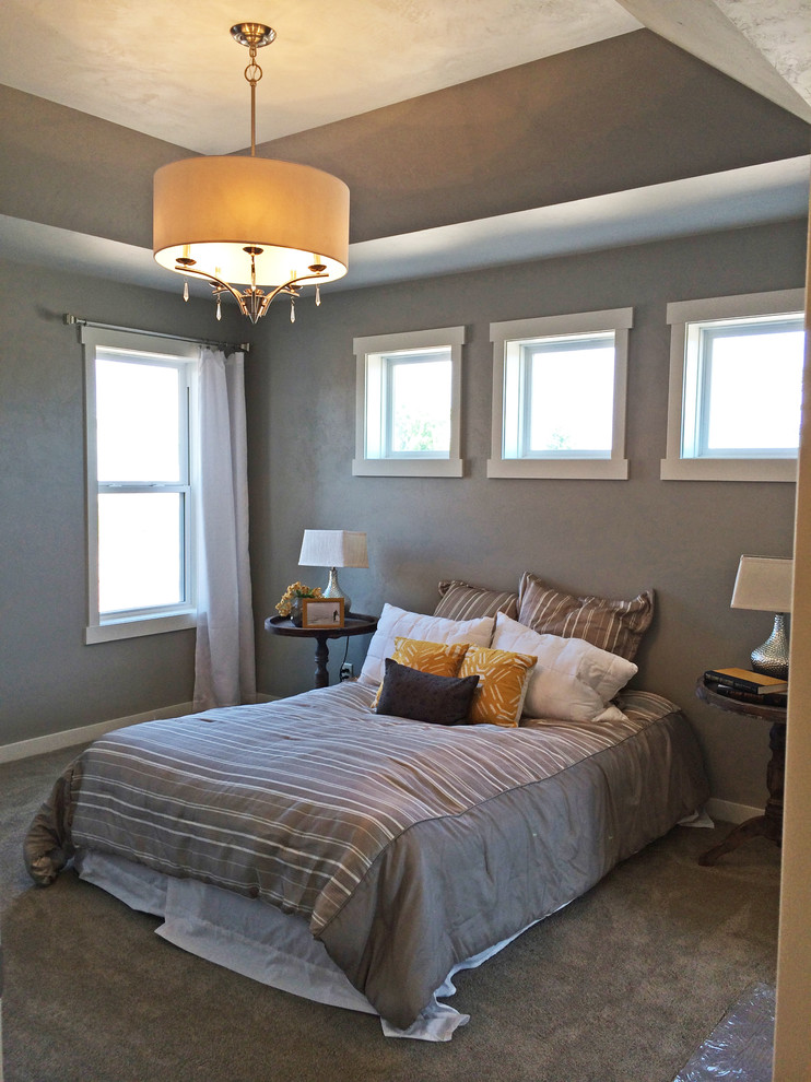 Modelo de dormitorio principal contemporáneo de tamaño medio sin chimenea con paredes grises y moqueta