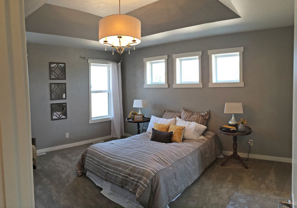 На фото: хозяйская спальня среднего размера в современном стиле с серыми стенами и ковровым покрытием без камина с