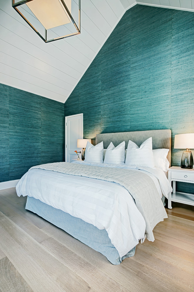 На фото: спальня на мансарде в морском стиле