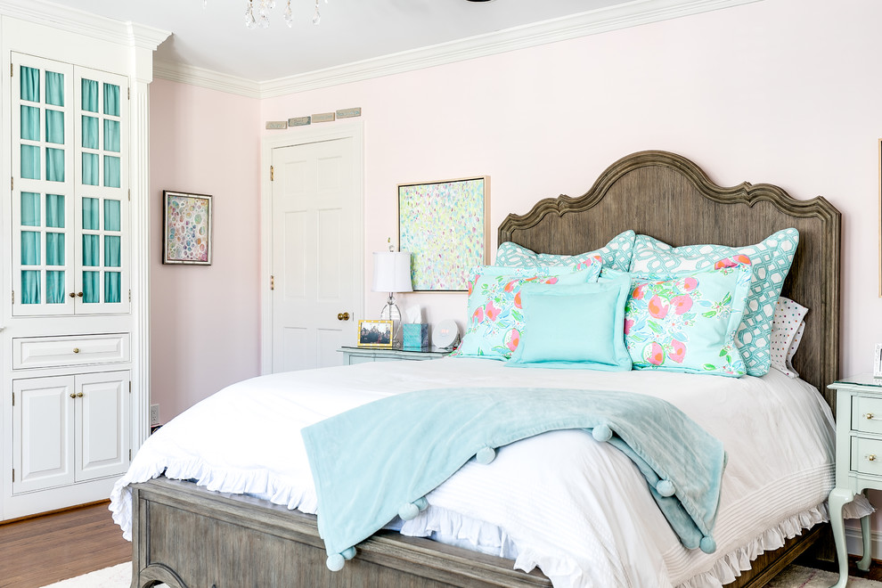 Inspiration pour une chambre grise et rose traditionnelle avec un mur rose et un sol en bois brun.