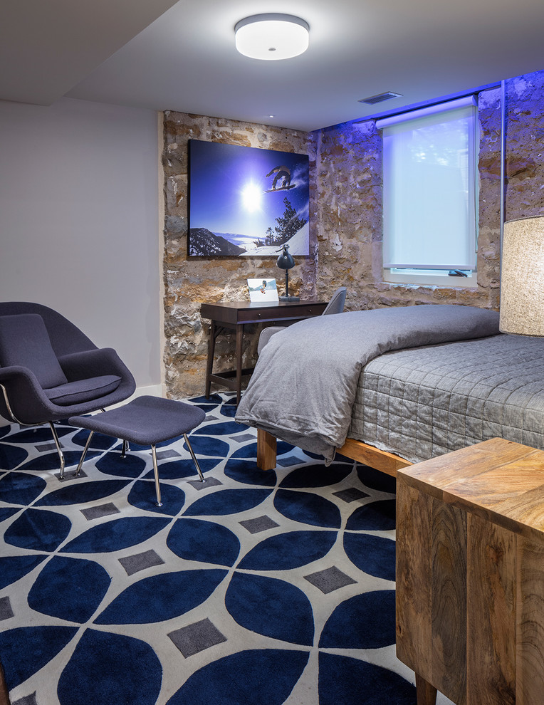 Mittelgroßes Rustikales Schlafzimmer mit grauer Wandfarbe, Betonboden und braunem Boden in Kansas City