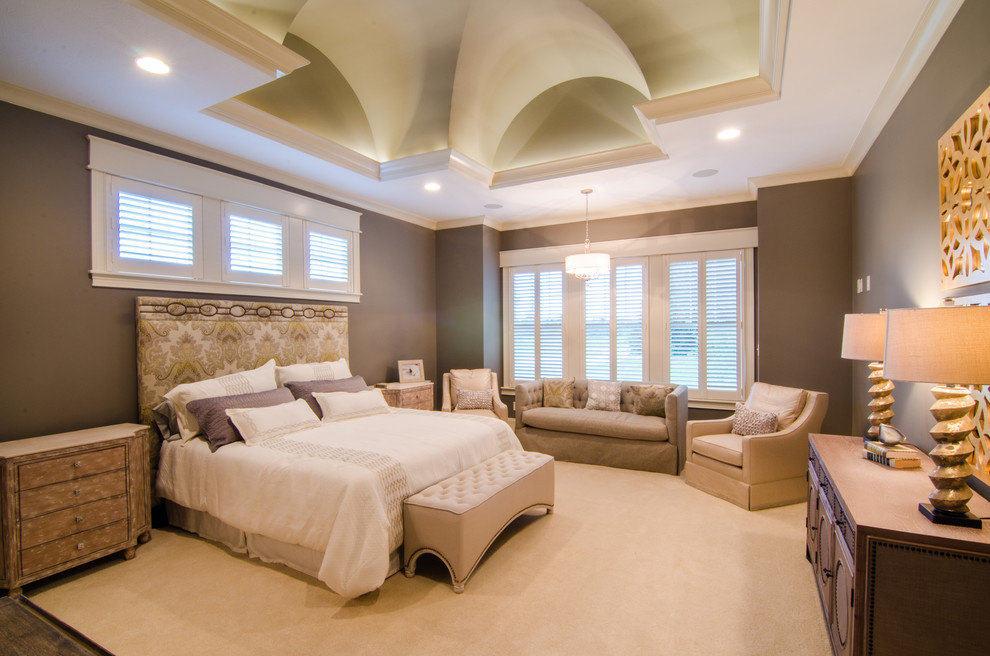 Пример оригинального дизайна: спальня в классическом стиле с коричневыми стенами и ковровым покрытием