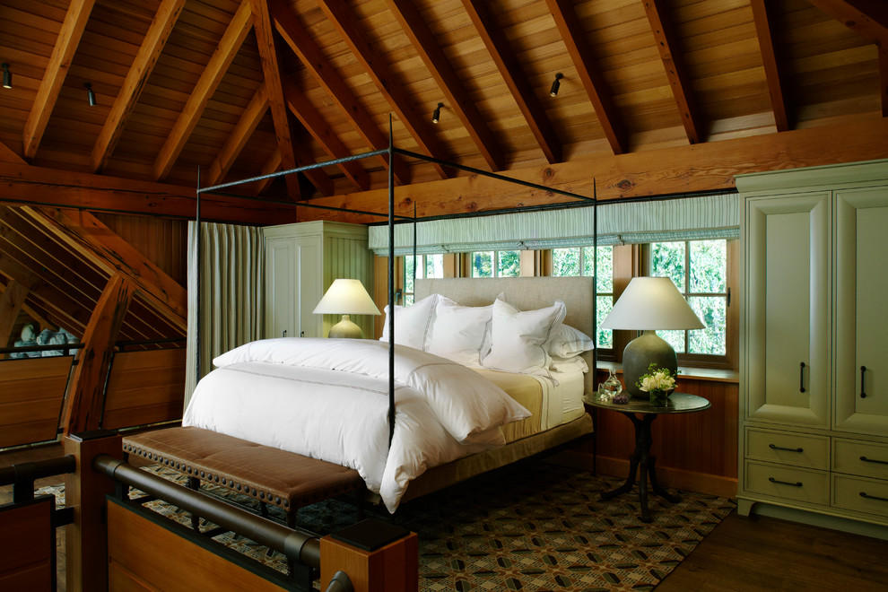 Inspiration för ett rustikt sovrum, med mellanmörkt trägolv
