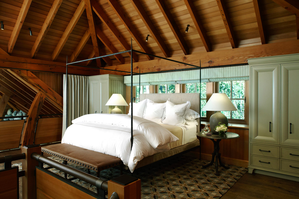Modelo de dormitorio tipo loft actual con suelo de madera oscura