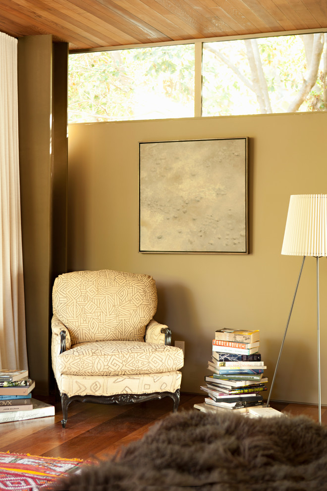 Diseño de habitación de invitados vintage de tamaño medio sin chimenea con paredes beige, suelo de madera en tonos medios y suelo beige