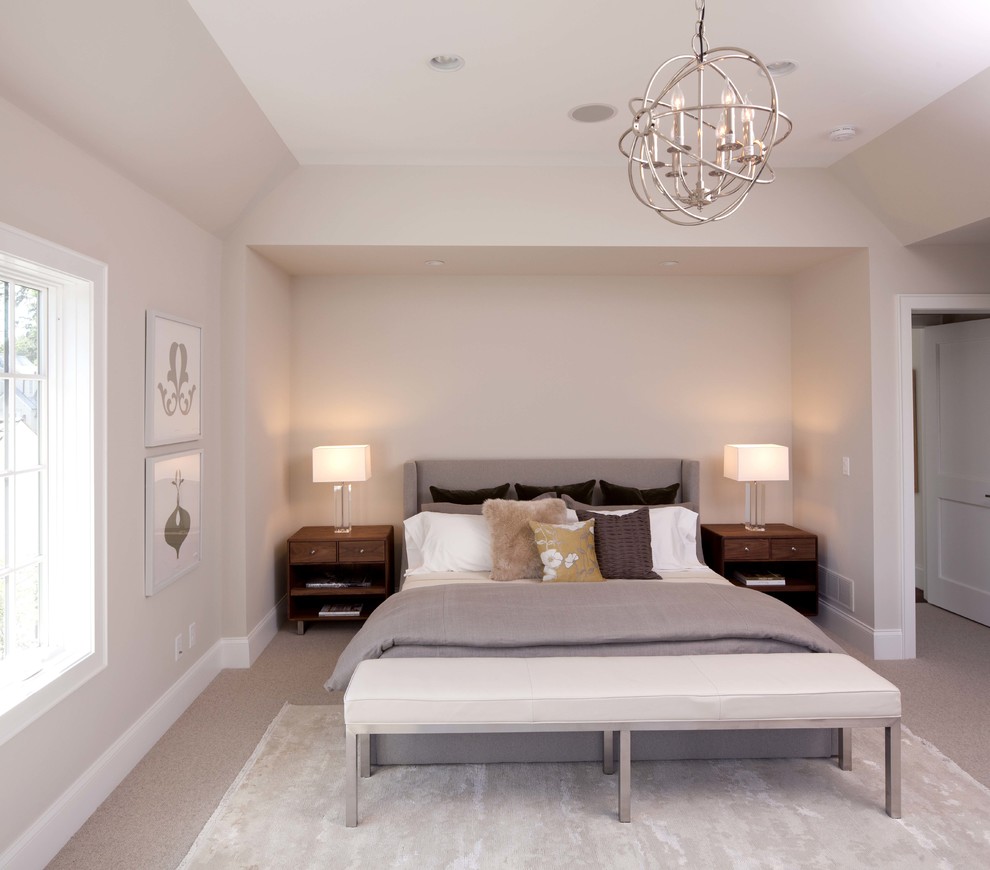 Стильный дизайн: спальня в современном стиле с серыми стенами, ковровым покрытием и кроватью в нише без камина - последний тренд