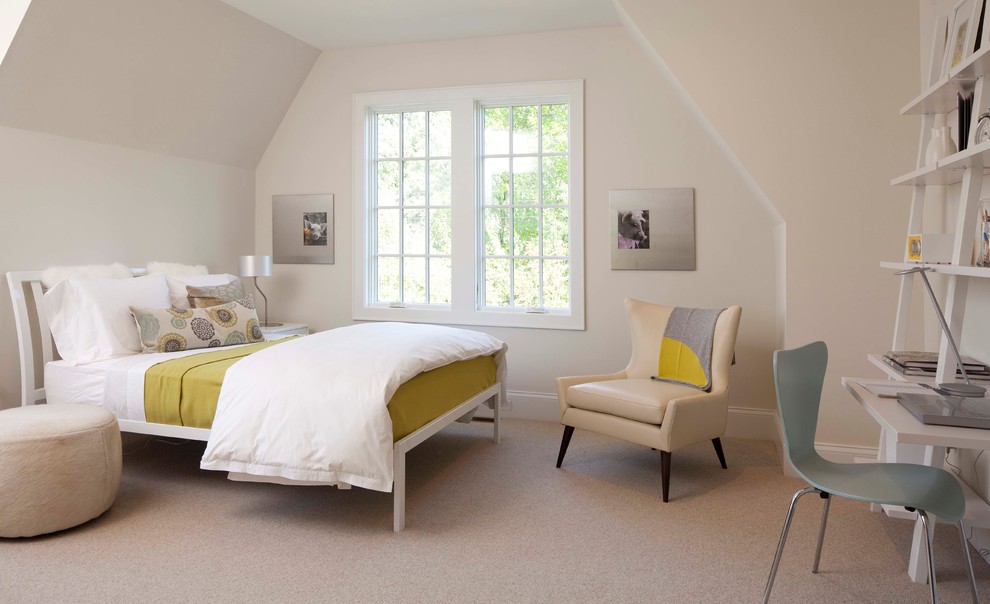 Modelo de dormitorio contemporáneo con paredes beige y moqueta