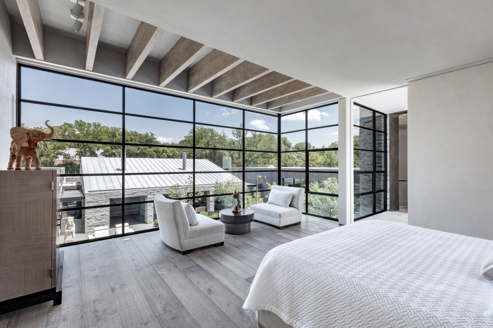 Foto di una grande camera da letto minimal con pareti grigie, pavimento in legno massello medio, pavimento grigio e travi a vista