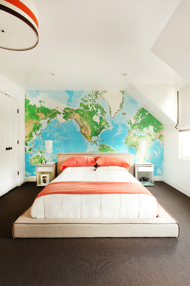 На фото: спальня в современном стиле с белыми стенами, ковровым покрытием и коричневым полом без камина