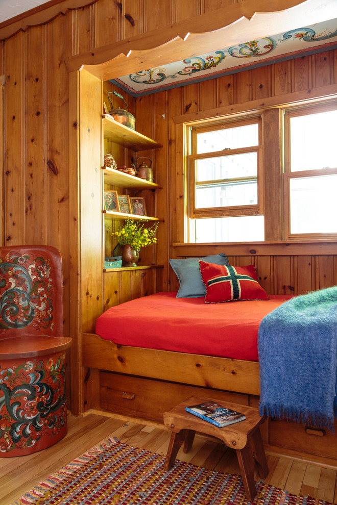 ミルウォーキーにある中くらいなカントリー風のおしゃれな客用寝室 (茶色い壁、無垢フローリング、暖炉なし、茶色い床)