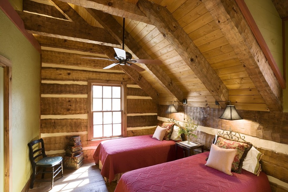 Imagen de habitación de invitados rural pequeña con paredes verdes y suelo de madera en tonos medios