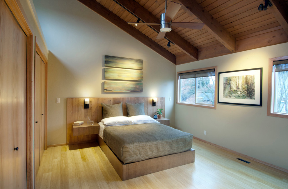 Mittelgroßes Modernes Hauptschlafzimmer mit beiger Wandfarbe und Bambusparkett in Seattle