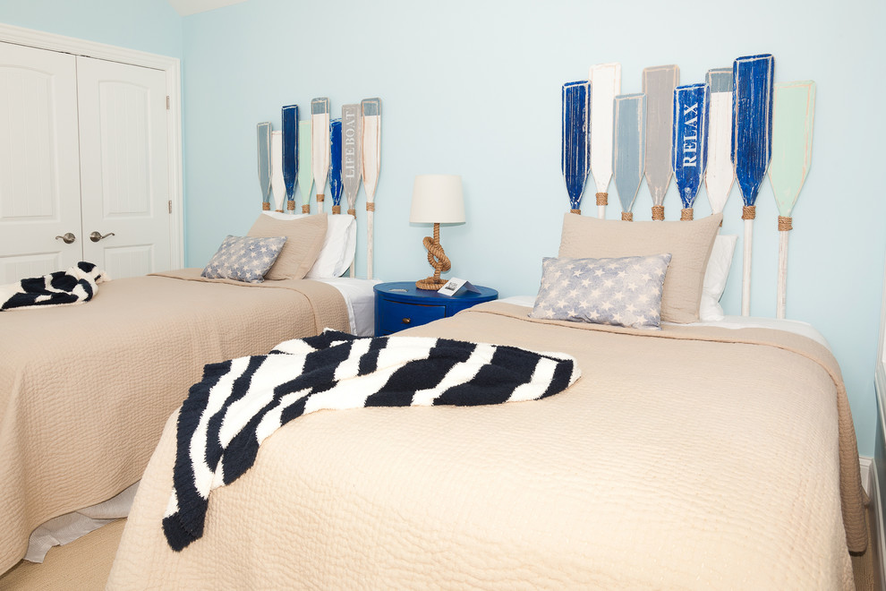 Immagine di una camera da letto costiera con pareti blu, moquette e nessun camino