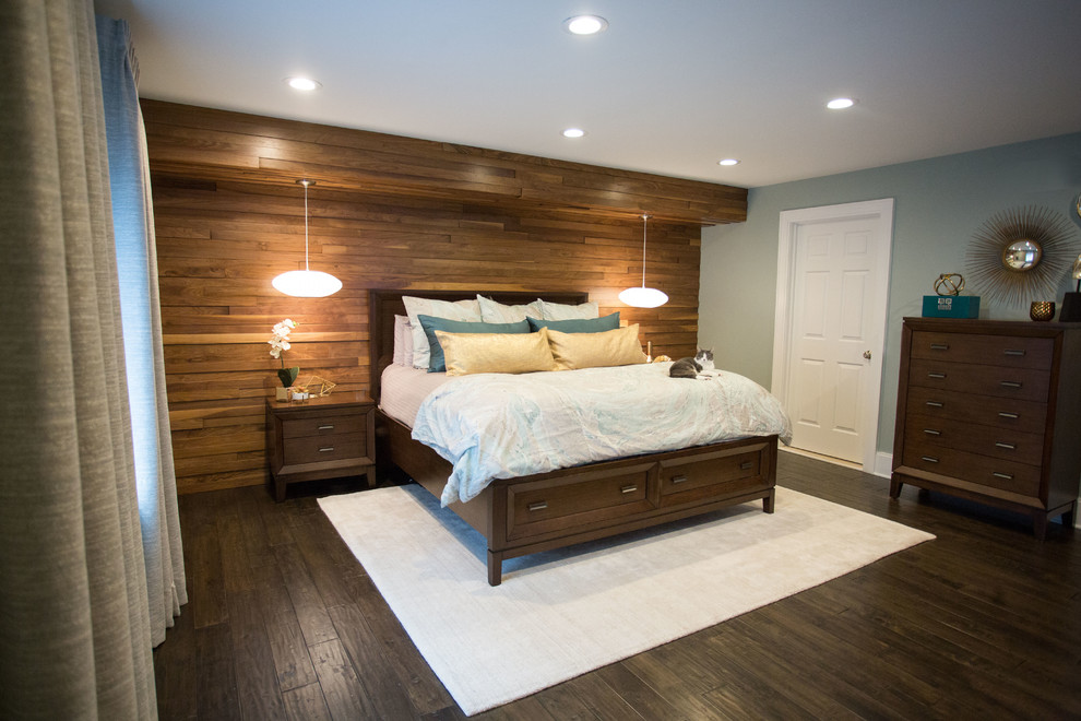 Свежая идея для дизайна: хозяйская спальня среднего размера в современном стиле с синими стенами, темным паркетным полом и коричневым полом без камина - отличное фото интерьера