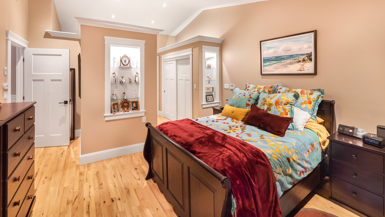 Inspiration pour une chambre parentale traditionnelle de taille moyenne avec un mur beige, parquet clair et aucune cheminée.